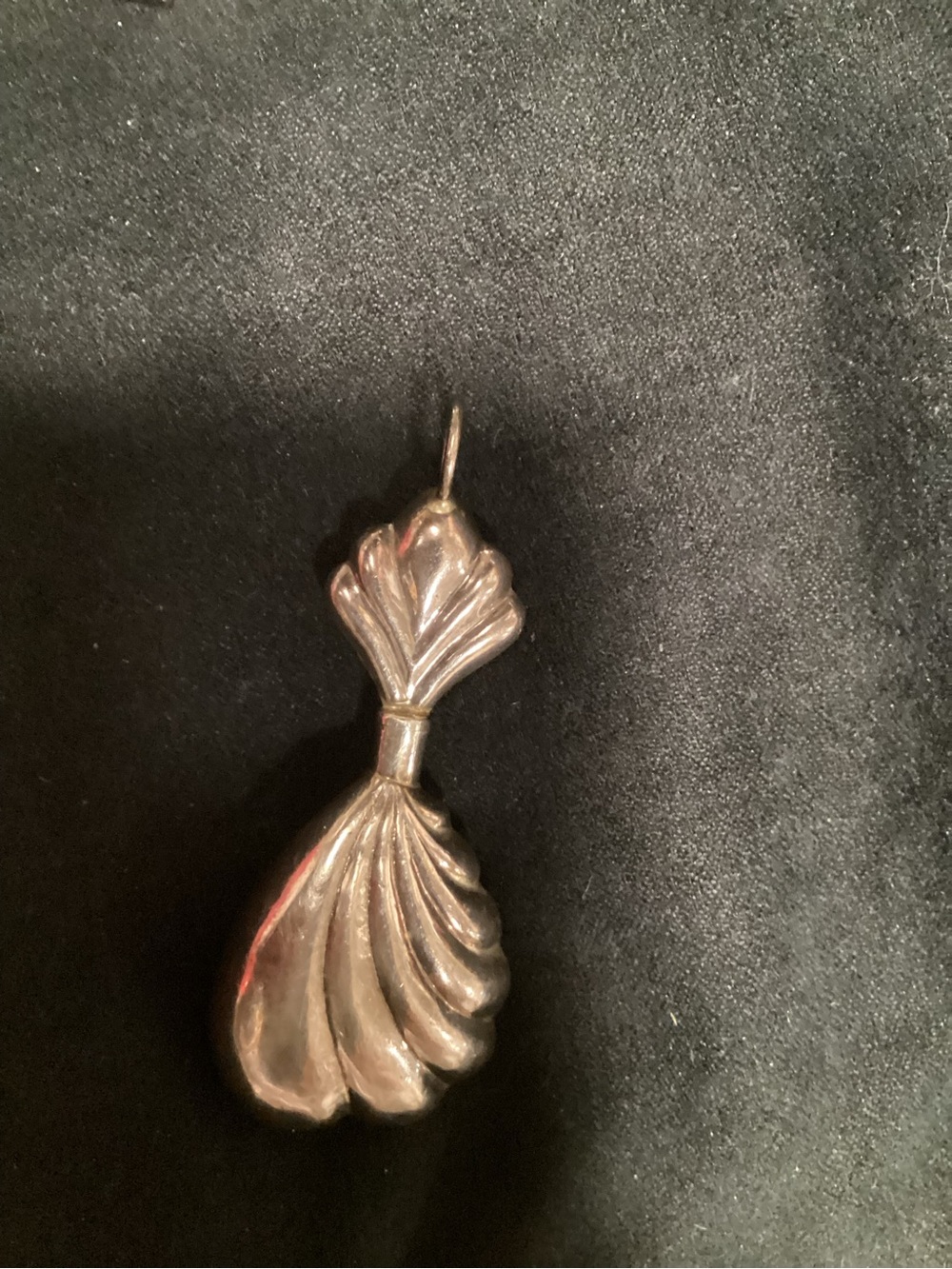 Sterling Silver Sculpted Shell Pendant Necklace - Silver (tested)  Vtg - Picture 2 of 4
